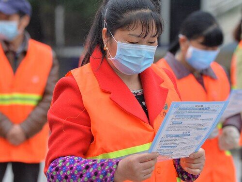 派發衛生教育宣傳單張給清潔工。